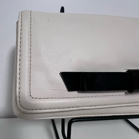 Kate Spade Keira Chelsea Park Cream Leather Clutch Black Bow - Picture 2 of 13